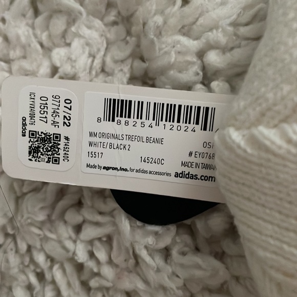 Adidas Trefoil Beanie Women’s Fit NWT - Picture 3 of 5
